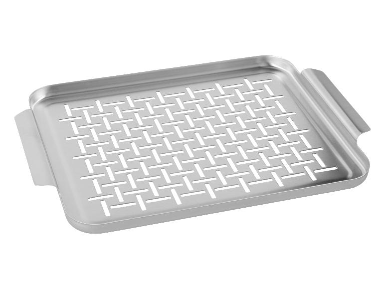 Panier de grill rectangulaire en acier inoxydable avec fond perforé et poignées.