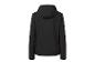 Une veste softshell noire à capuche.