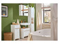 Salle de bain avec un lavabo blanc, une armoire à miroir, deux armoires blanches et une baignoire.