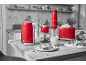 Appareils de cuisine rouges : bouilloire, hachoir, mixeur plongeant et grille-pain, tous avec le texte '1973'.