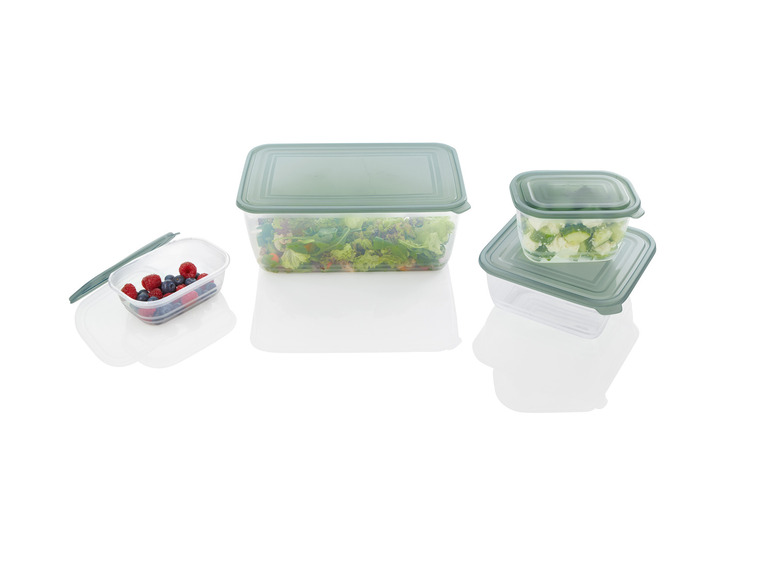 Trois boîtes de rangement en plastique avec couvercles, remplies de salade et de baies.