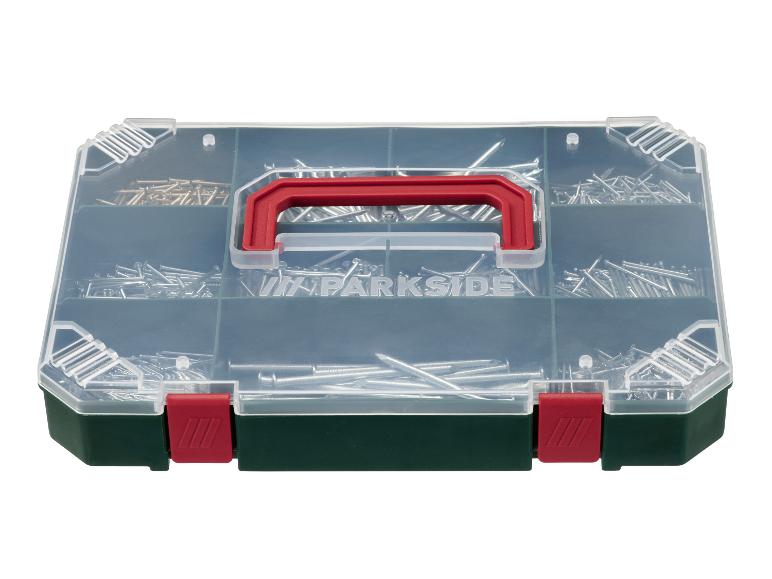 Organisateur de clous et vis, avec poignée rouge et base verte.