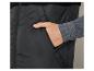 Une veste matelassée noire avec fermeture éclair et doublure en polaire douce