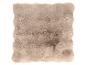 Tapis en fausse fourrure beige et moelleux sur fond blanc.
