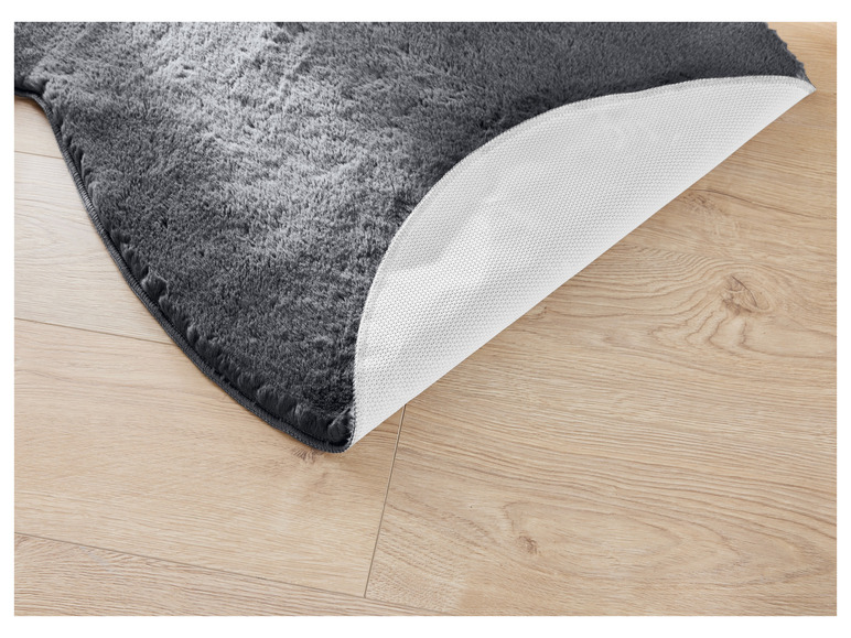 Un tapis gris foncé avec une couche antidérapante