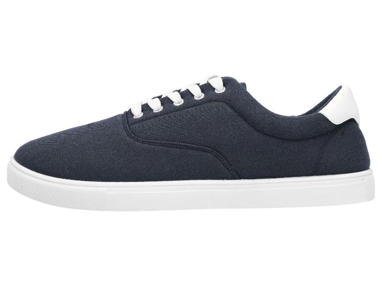 Baskets basses bleu marine pour hommes avec lacets et semelle blancs.