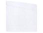 Couette blanche matelassée avec un motif de losanges, pliée sur le dessus.