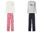 Deux ensembles de pyjama: un blanc avec des cœurs roses et 'FAMILY TIME', un gris avec 'TEAM VALENTINE'.