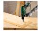 Une personne utilise une perceuse Parkside pour percer une planche en bois.