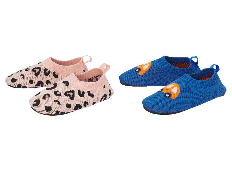 Chaussons pour enfants roses à imprimé léopard et bleus à motif de voiture