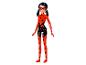 Une poupée Ladybug avec des pois rouge et noir.