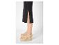 Femme en jupe noire et sandales compensées en espadrille