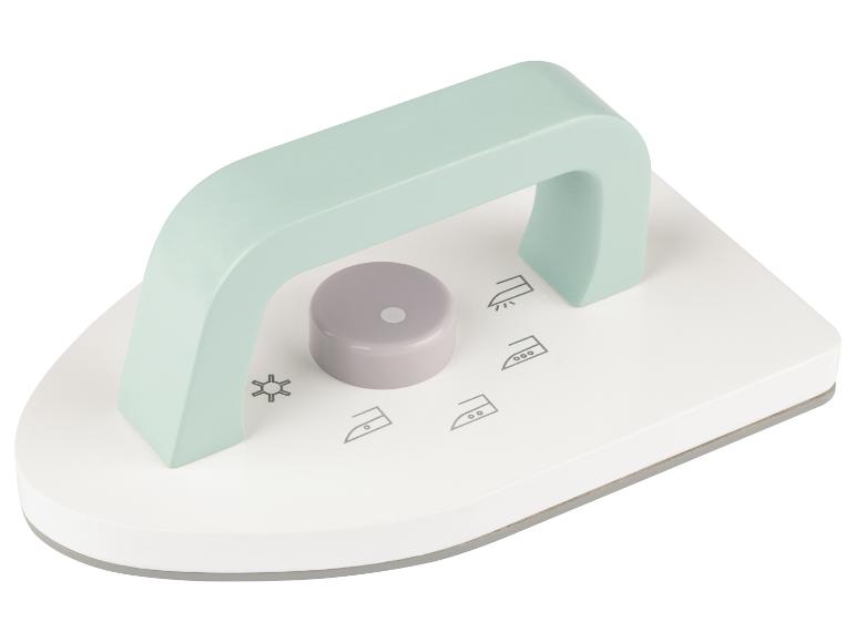 Un fer à repasser en plastique vert pour enfants.