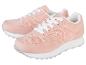 Une paire de baskets roses pâles, style running.