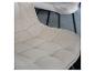 Détail d'une assise de chaise rembourrée en velours côtelé beige