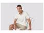 Polo blanc et short beige : look décontracté estival.