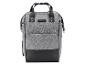 Un sac à dos gris avec des détails en cuir de la marque Ubagme.