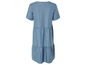 Une robe en jean bleu à manches courtes et jupe à étages.
