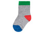 Une chaussette grise avec des accents verts, rouges et bleus.