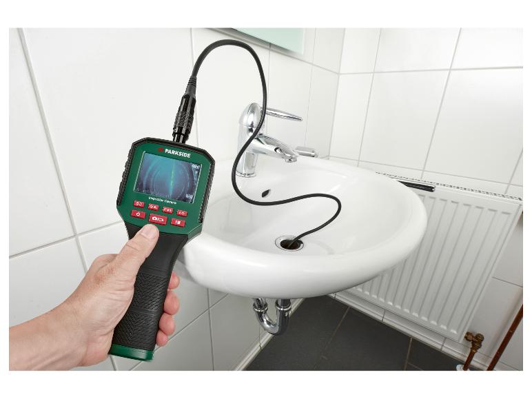 Caméra d'inspection avec écran, utilisée pour inspecter un drain de lavabo.