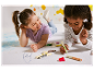 Enfants dessinant avec des crayons de cire pastel.