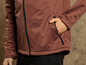 Une veste softshell marron avec une fermeture éclair