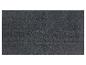 Un paillasson doux de couleur gris foncé.