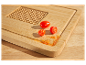 Planche à découper en bambou avec des tomates.