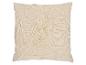 Coussin décoratif beige avec motif de feuilles en relief.
