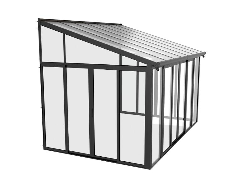 Une serre adossée avec un cadre noir et des panneaux transparents, conçue pour la culture en jardin.