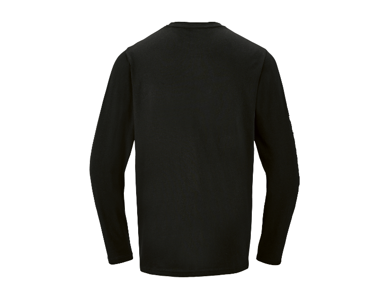 T-shirt noire à manches longues.