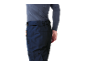 Homme portant un pantalon de ski bleu foncé et un maillot thermique gris.