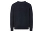 Un pull en maille bleu marine à manches longues.