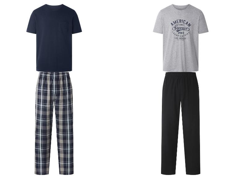 Deux ensembles de pyjama pour hommes: un bleu marine avec un pantalon à carreaux et un gris avec un pantalon noir.