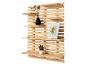 Étagère murale à lattes en bois avec objets décoratifs comme un vase, un cadre et une plante