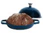Cocotte à pain en fonte bleue avec couvercle et un pain brun