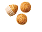 Trois muffins dorés et croustillants avec du sucre, deux vus de dessus et un de côté.