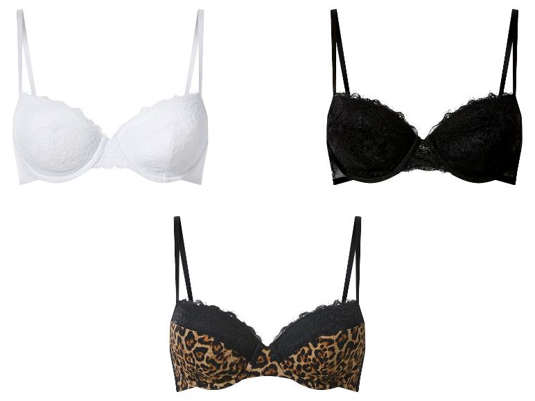 Trois soutiens-gorge : dentelle blanche, dentelle noire et imprimé léopard avec dentelle noire.