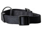Un collier pour chien noir avec une boucle.