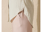 Une chemise beige sur un pantalon rose.