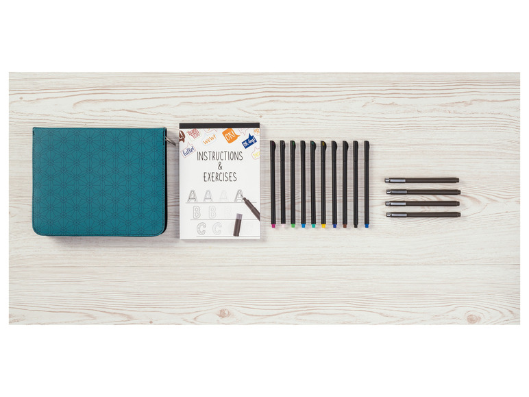 Une trousse bleue, un cahier d'exercices et des feutres de couleur.