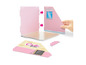 Une maison de poupée Barbie Café de couleur rose et beige avec des points blancs