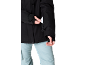 Veste noire avec poche sur la manche, pantalon bleu clair.