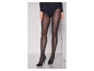Collants noirs brillants, portés avec des escarpins noirs.