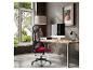 Chaise de bureau rouge en maille dans un bureau à domicile moderne avec boiseries
