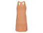 Une robe ample de couleur orange clair avec des bretelles fines.