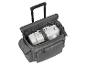 Machine à coudre blanche dans un sac de transport gris à roulettes avec poignée extensible.