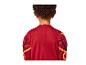 Enfant de dos en costume rouge éclair