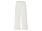 Pantalon blanc ample, style élégant.