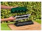 Un nettoyeur haute pression Kärcher vert avec différentes buses de pulvérisation, une brosse et un chiffon en microfibre.